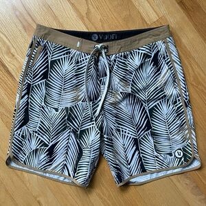 Vuori Cruise Wheat Frond Leaf Board Shorts in Black, White & Tan